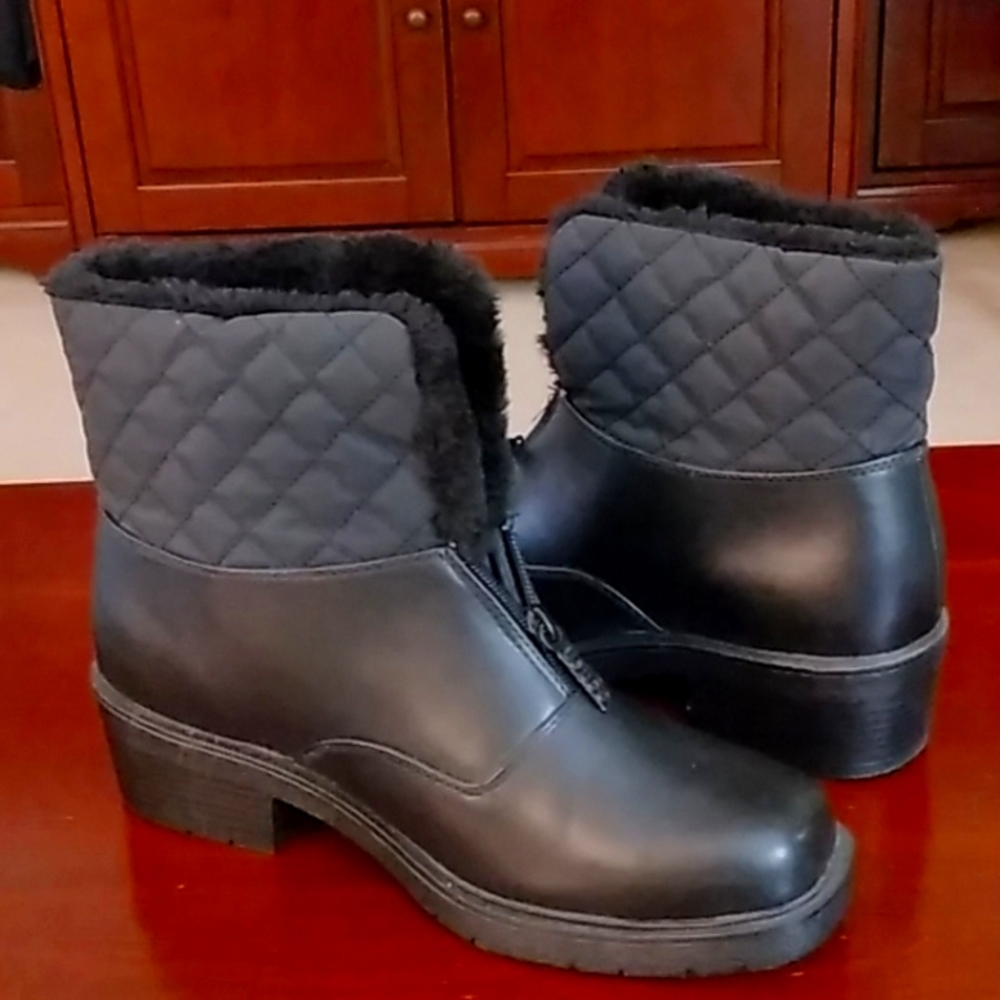 NWOT Totes Woman's All Weather Boots with faux fur lining.